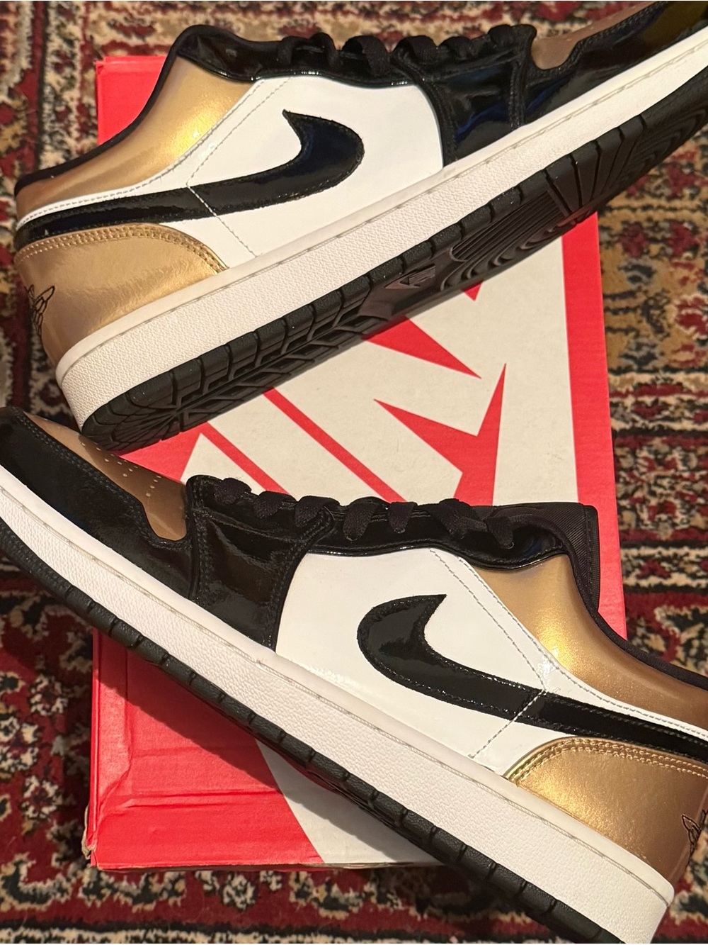 Jordan 1 Low Gold Toe - Sneakers in Black, White & Gold
